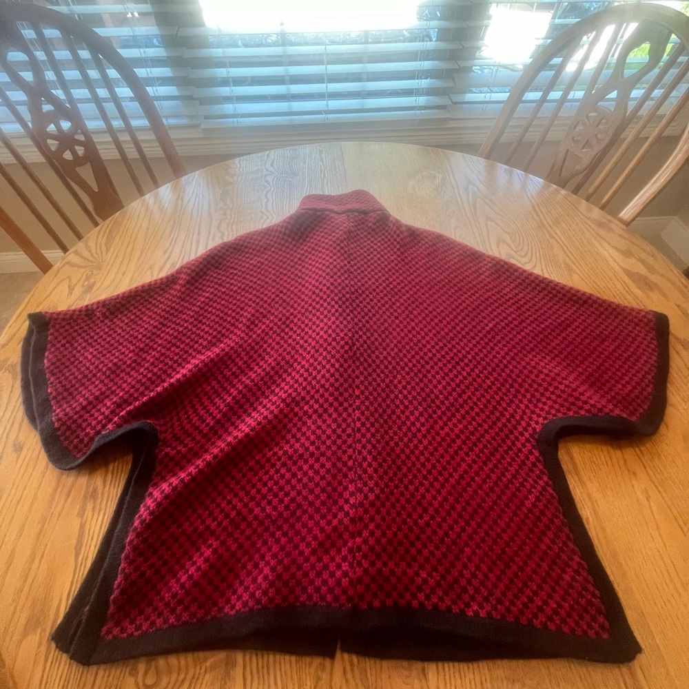 Linea Illari Sonccoy Alpaca Red Black Cape Poncho Made Peru Cape One Size Wool - Picture 10 of 11